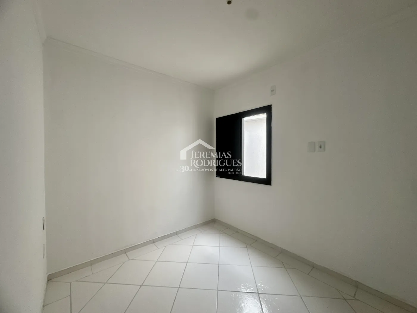 Casa para venda e locação com 4 dormitórios no Condomínio Alto dos Pinheiros em Taubaté/SP.