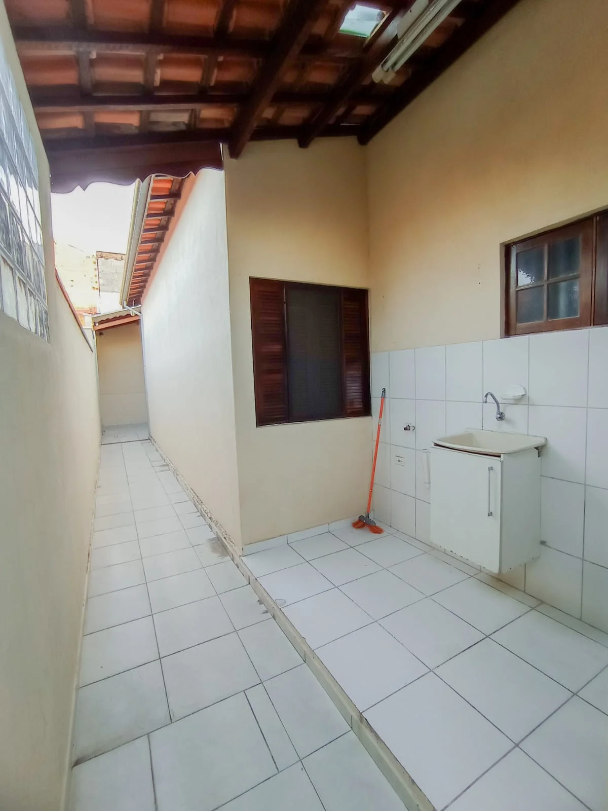 Casa para locação com 2 dormitórios no bairro Mombaça em Pindamonhangaba/SP. 