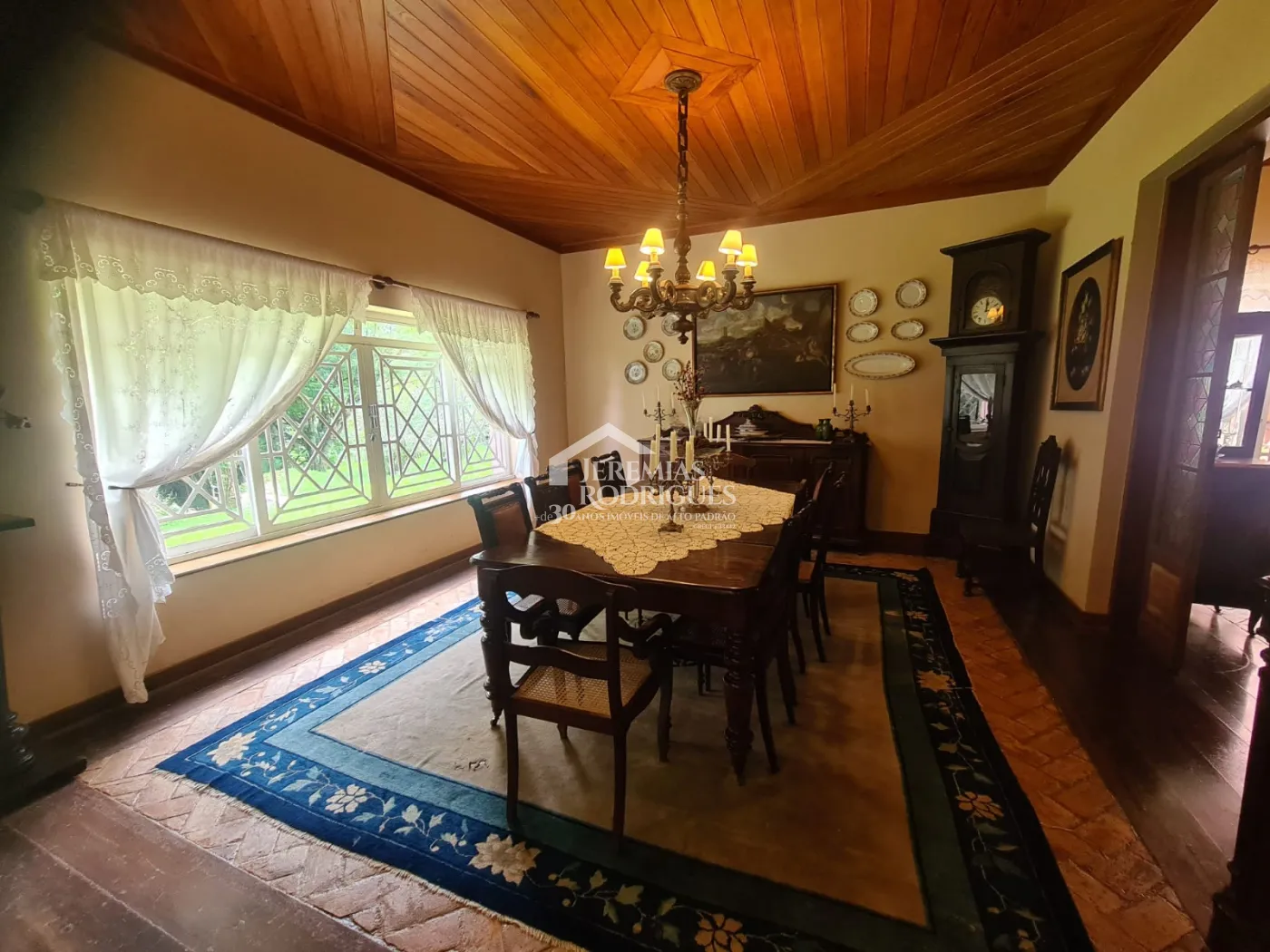 Casa à venda com 4 suítes no bairro Descansópolis em Campos do Jordão/SP.