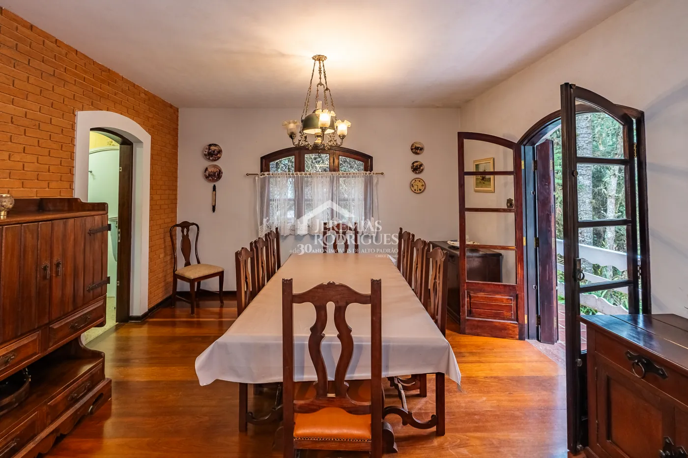 Casa com 7 dormitórios, 924 m² - Recanto das Araucárias - Campos do Jordão/SP