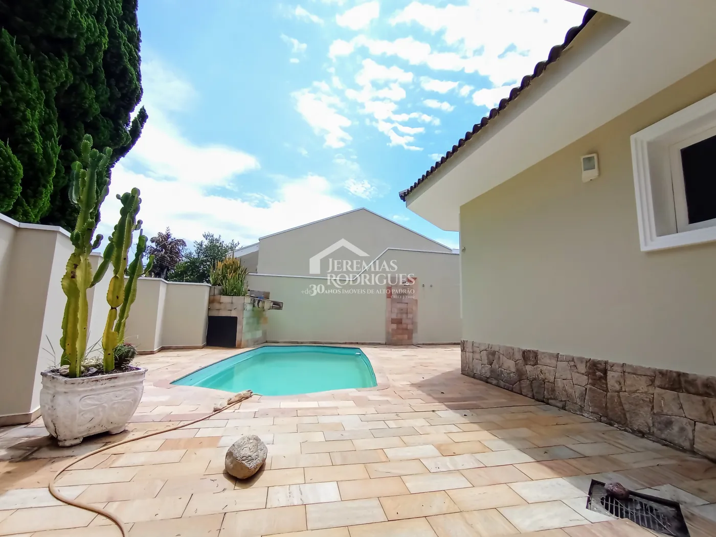 Casa para locação com 4 dormitórios no Condomínio Taubaté Village em Taubaté/SP.