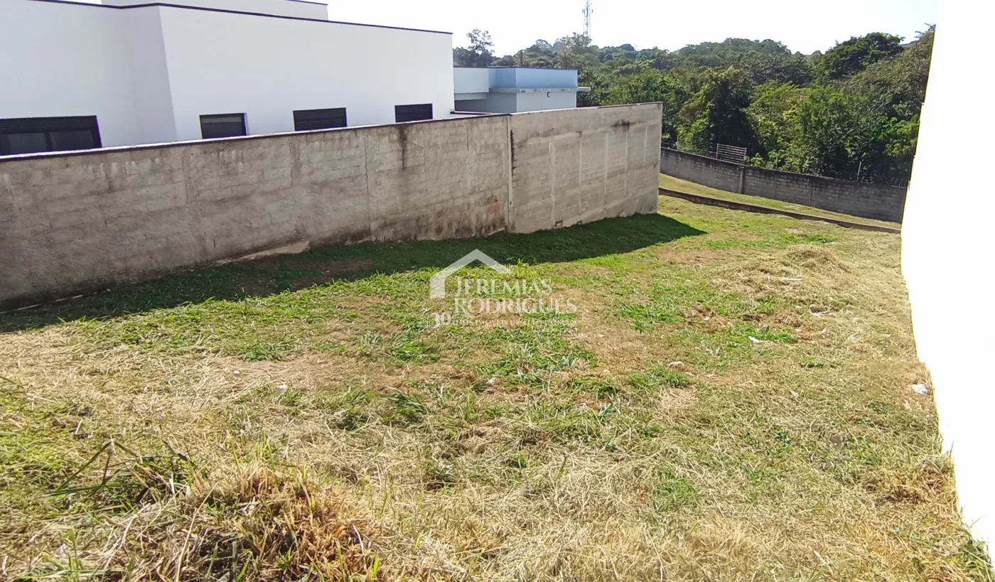 Terreno à venda com 332 m² no Condomínio Parque das Araucárias, em Tremembé/SP.