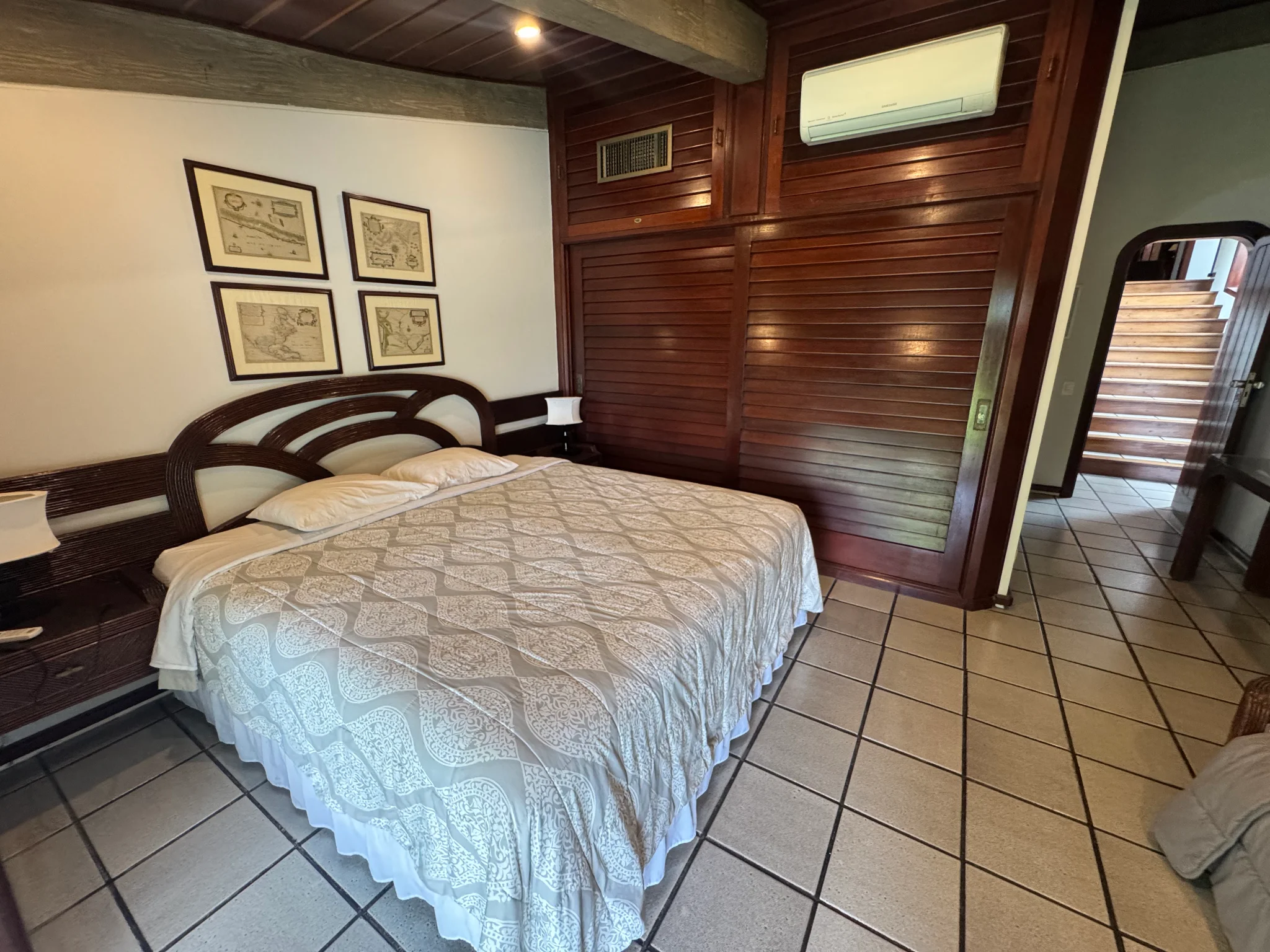 Casa á venda com 5 suítes, pé na areia no Condomínio Domingas Dias em Ubatuba/SP.