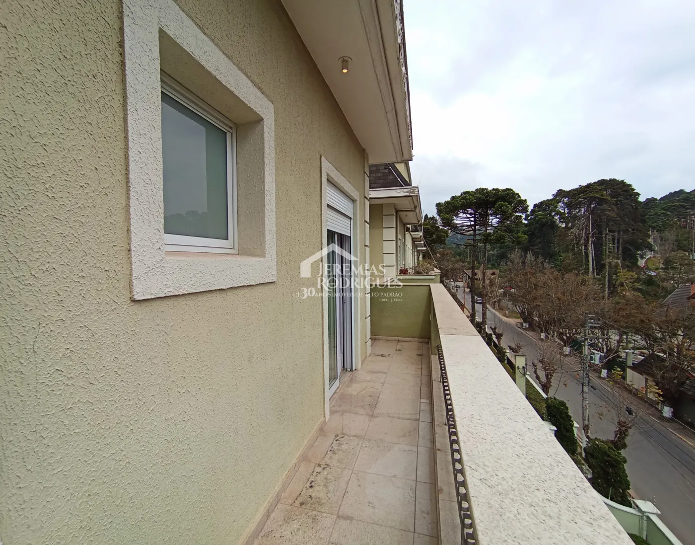 Apartamento duplex à venda com 4 suítes, 401 m² no Condomínio Chateau D Amboise em Campos do Jordão/SP.