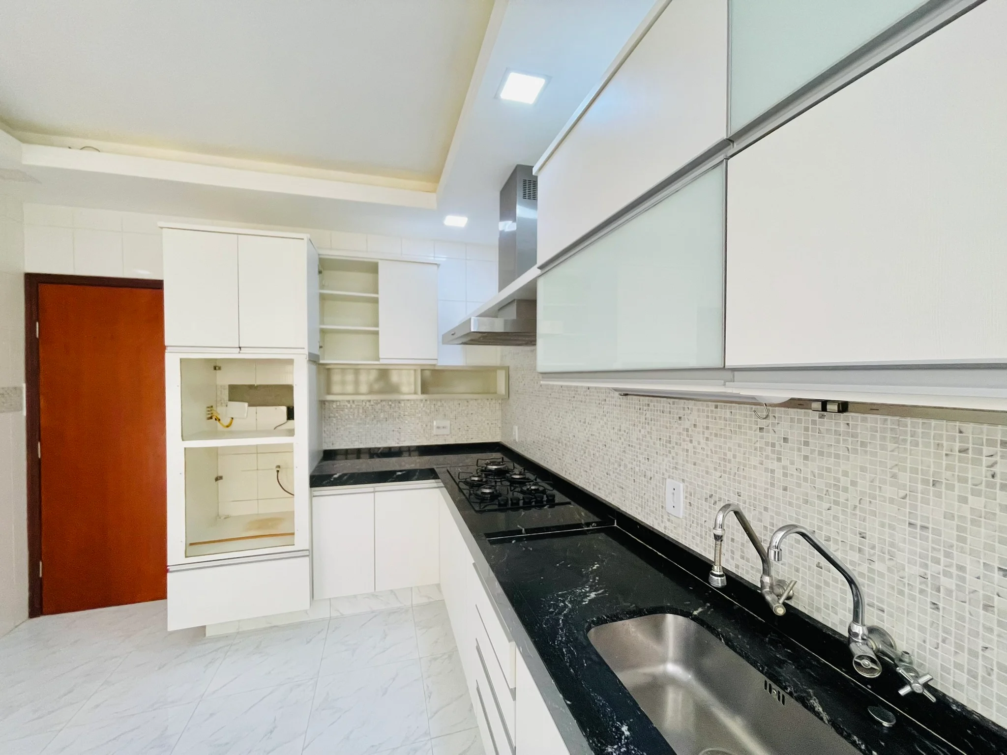 Casa à venda com 3 dormitórios no bairro Jardim das Nações em Taubaté/SP. 