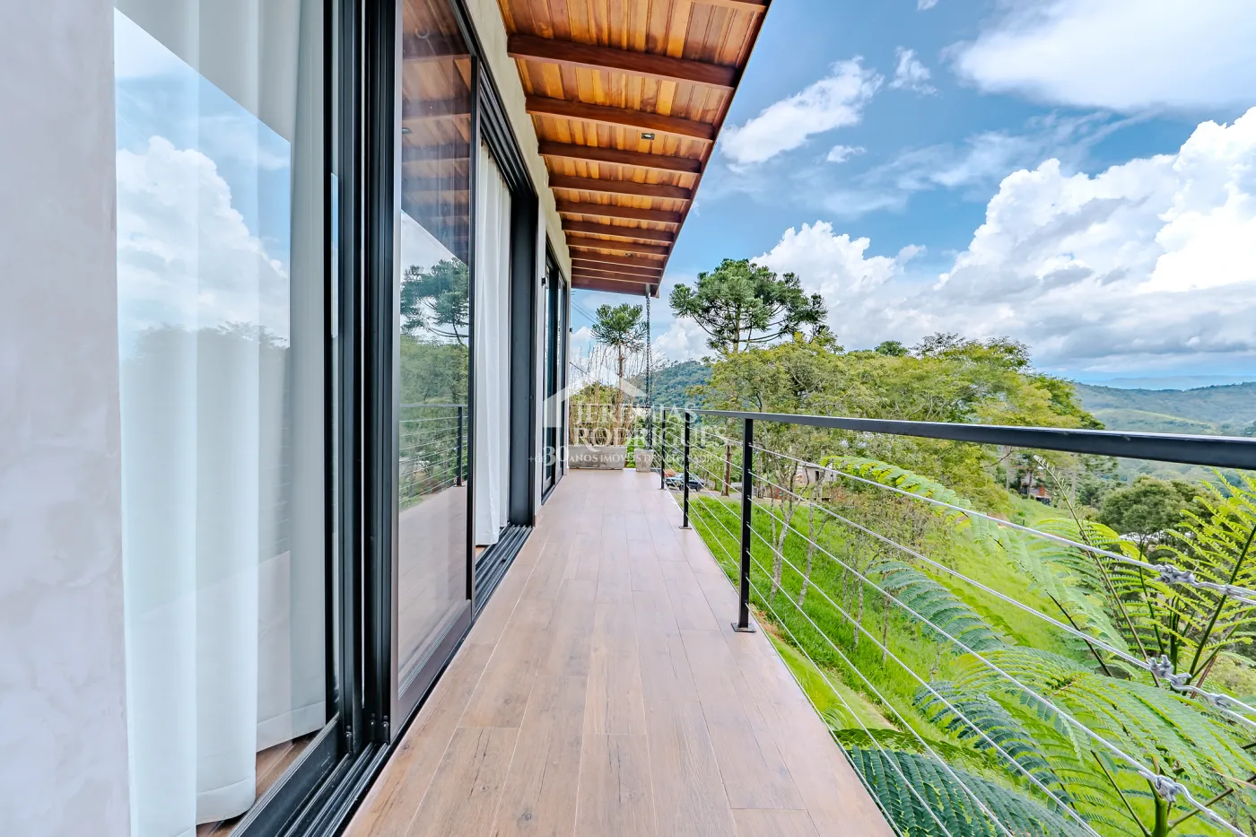 Casa à venda térrea com 2 suítes no Condomínio Parque da Mantiqueira em Santo Antônio do Pinhal/SP.
