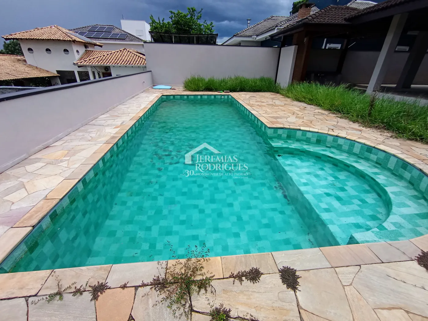 Casa à venda e locação com 4 suítes no Condomínio Colonial Village I em Pindamonhangaba/SP.