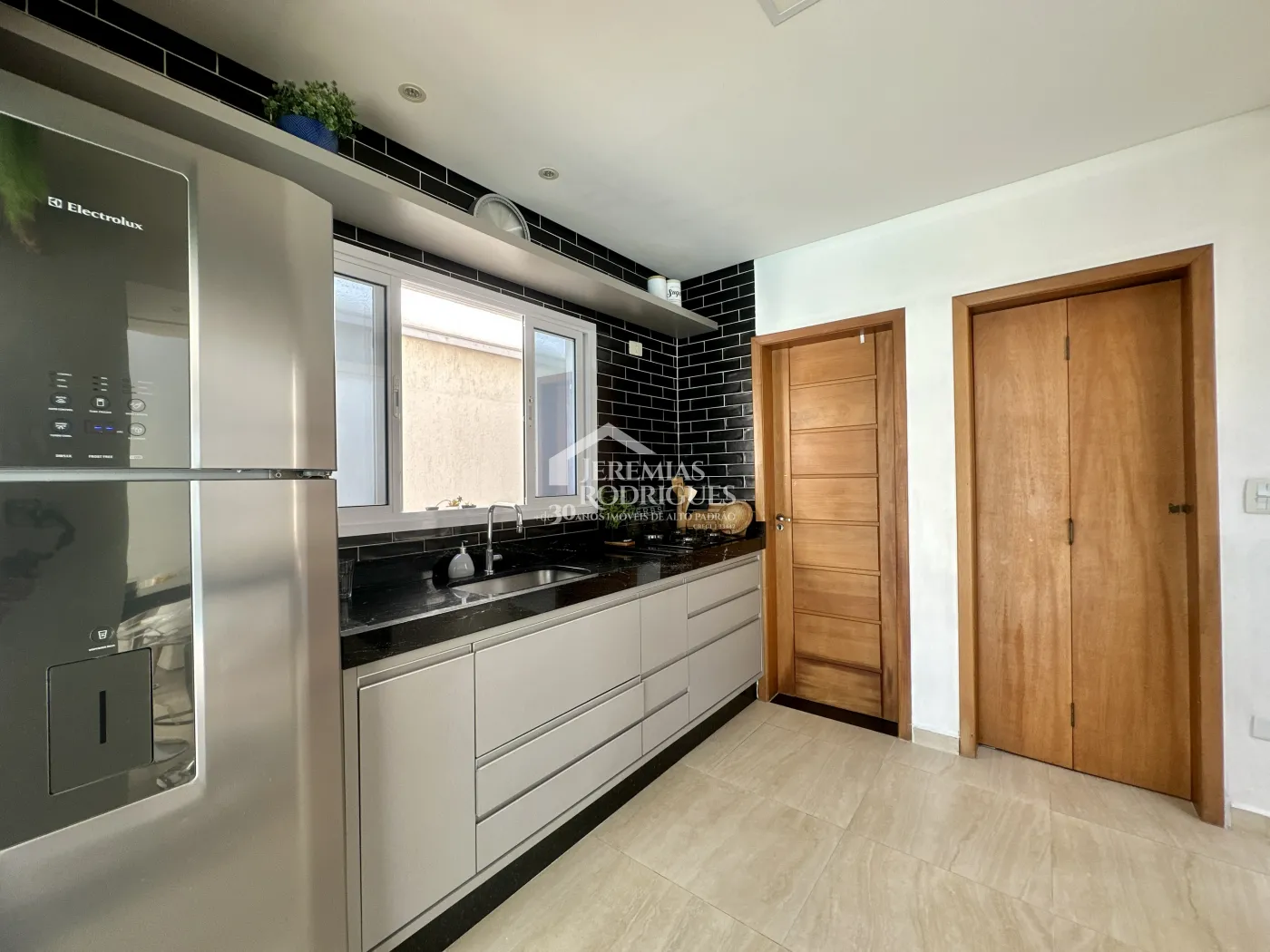 Casa para venda e locação com 3 dormitórios no Condomínio Tecoara em Taubaté/SP.