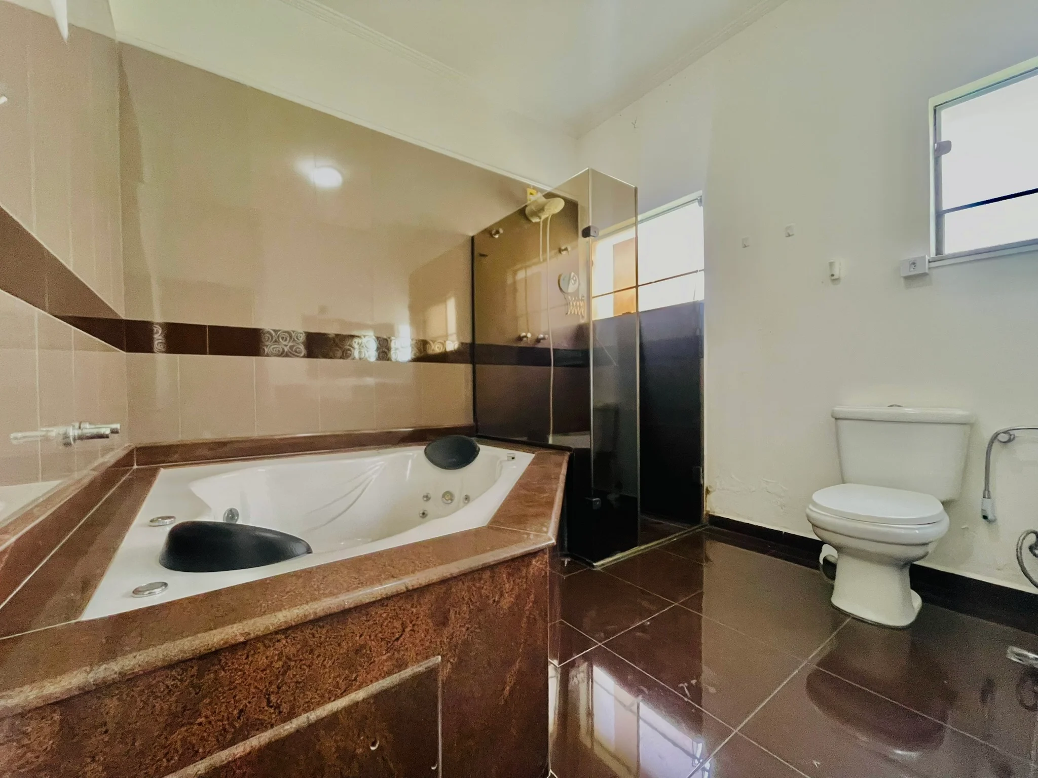 Casa à venda com 4 dormitórios no Condomínio Real Ville em Pindamonhangaba/SP. 