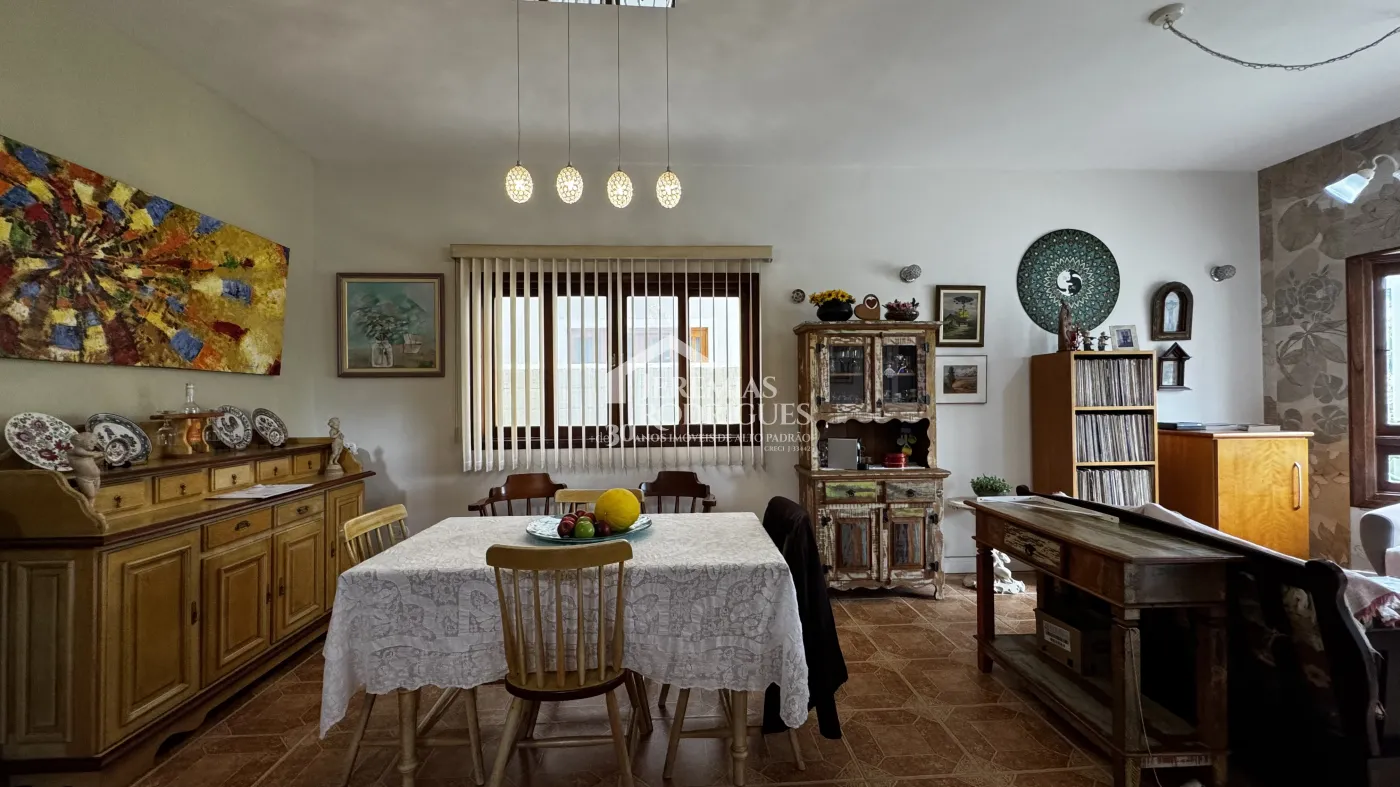 Casa assobradada à venda com 4 dormitórios no Condomínio Jardim das Hortênsias em Taubaté/SP.