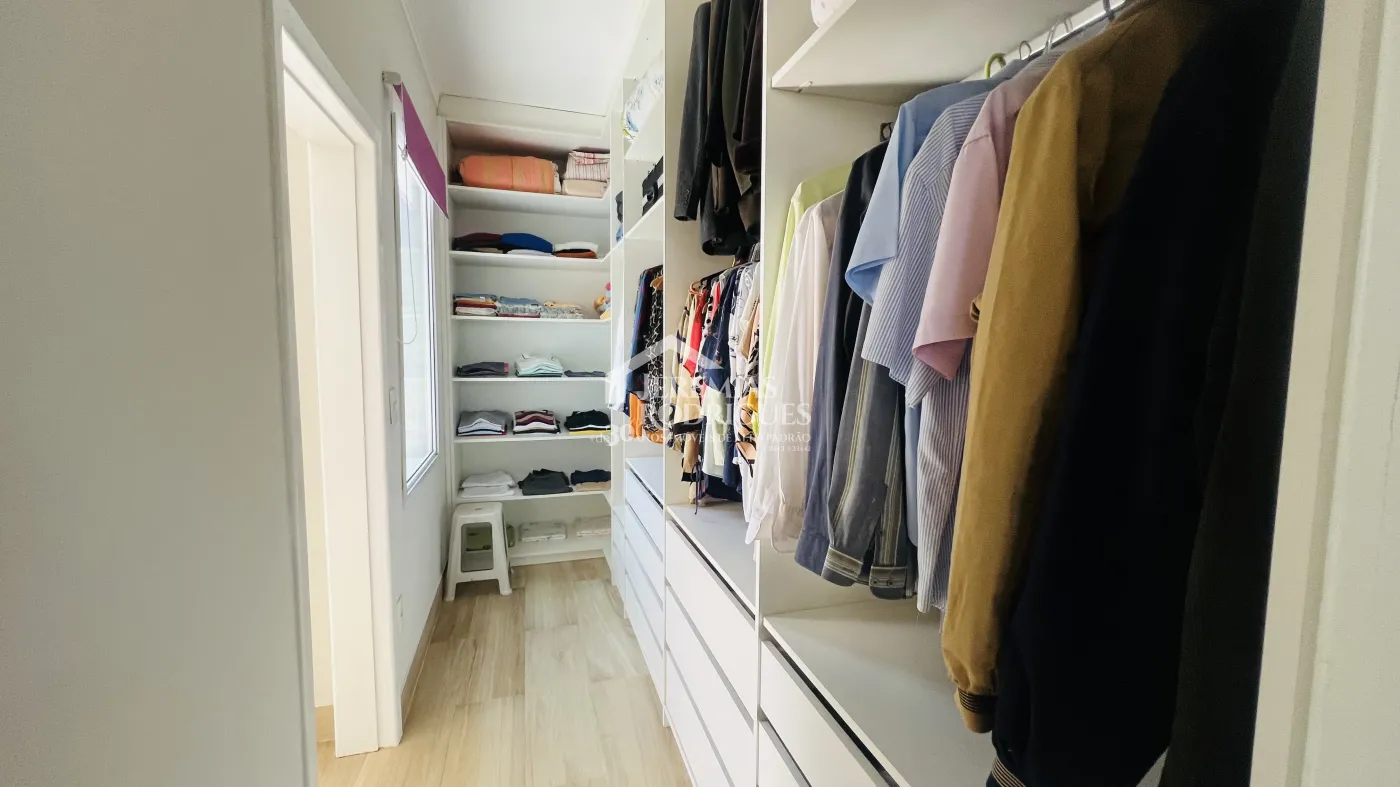 Casa à venda com 3 dormitórios no bairro Lessa em Pindamonhangaba/SP. 