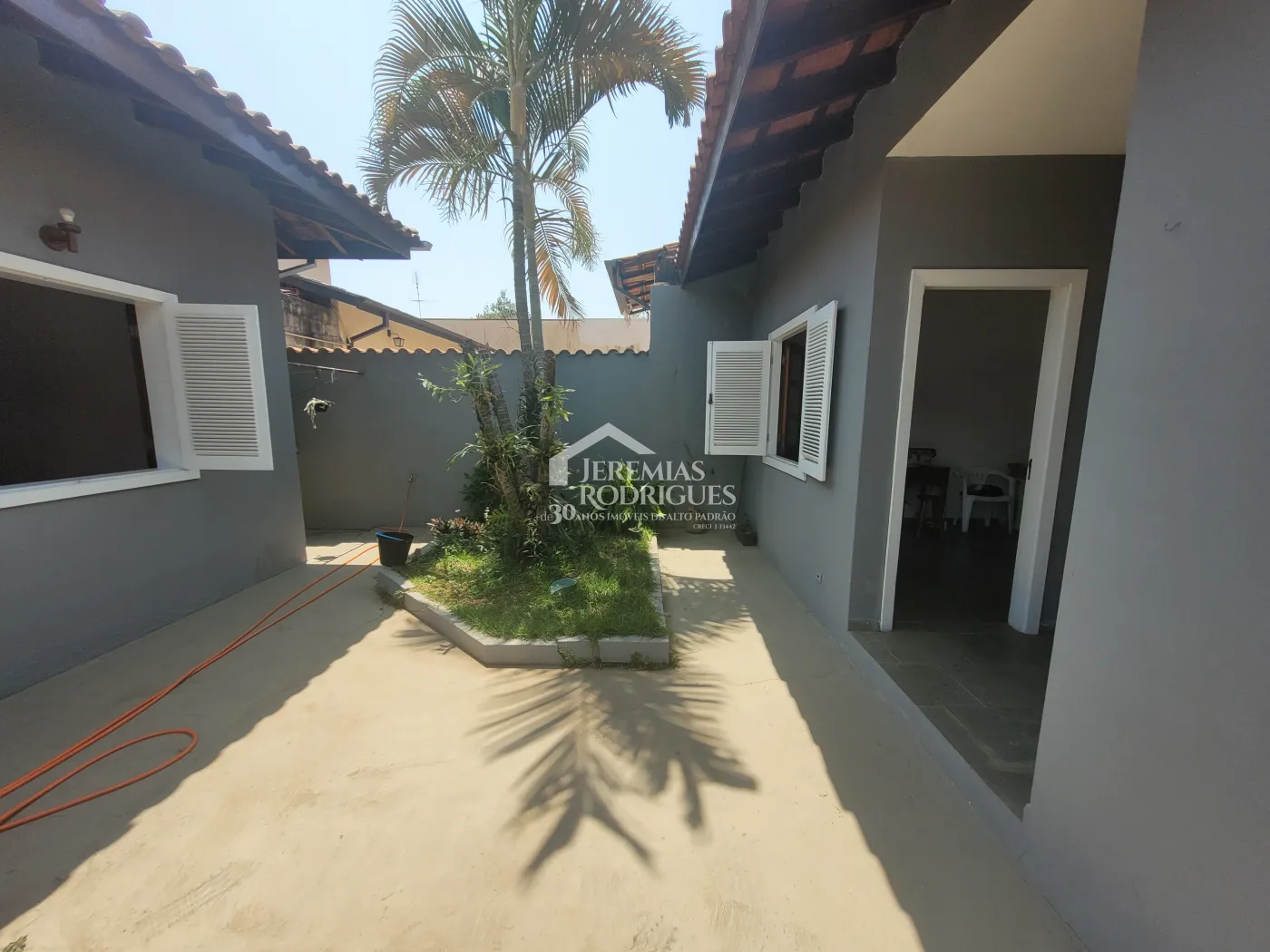 Casa para venda e locação com 3 dormitórios no Parque São Domingos em Pindamonhangaba/SP.