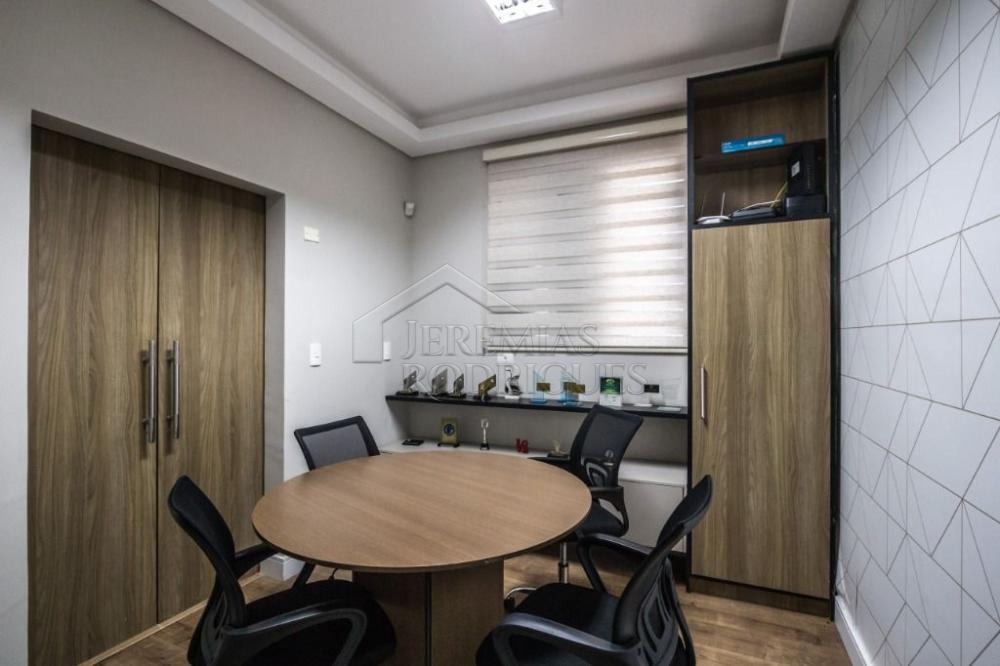 Prédio comercial à venda no Centro em Taubaté/SP. 