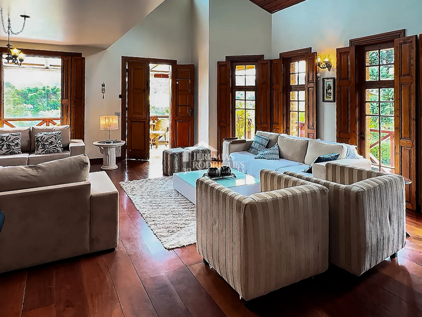 Casa à venda com 5 dormitórios no Condomínio Residencial Gran Ville em Campos do Jordão/SP.