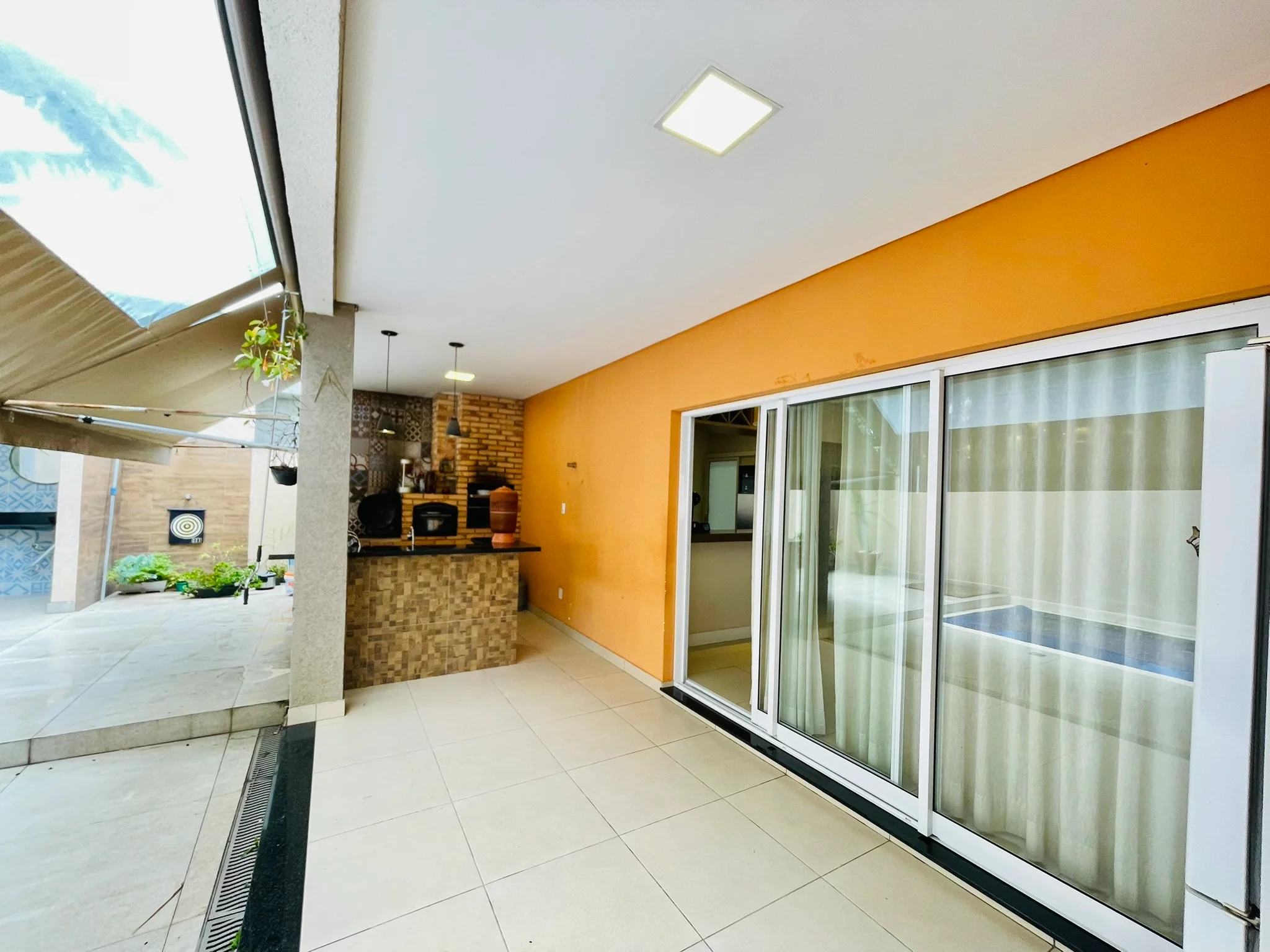 Casa à venda com 3 dormitórios no Condomínio Parque das Araucárias em Tremembé/SP. 