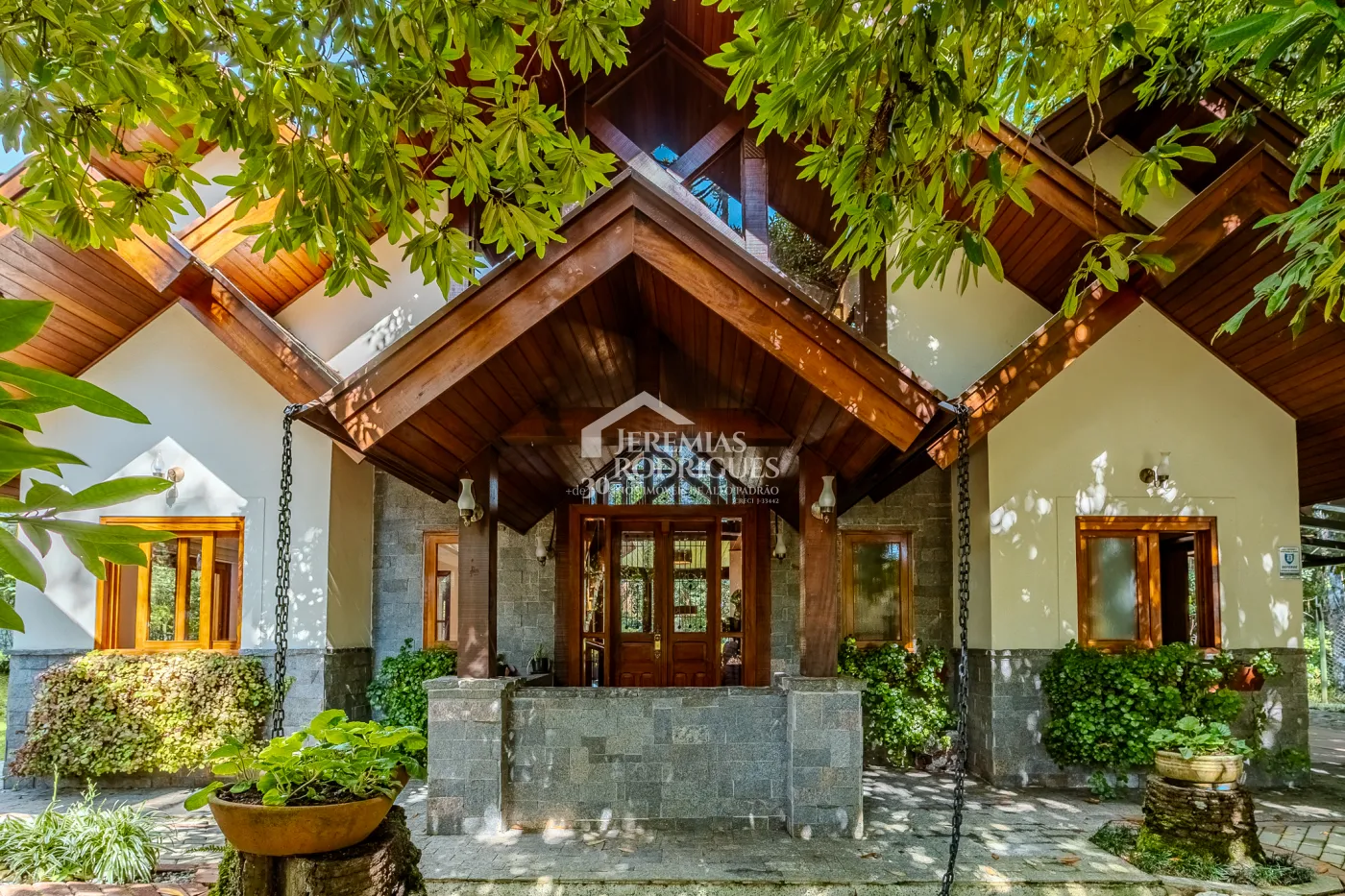 Casa à venda com 3 suítes no Condomínio Reserva Figueiredo em Campos do Jordão/SP.