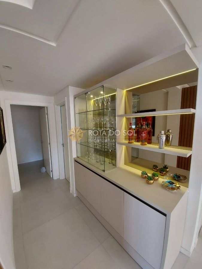 Comodoro apartamento mobiliado com 3 suítes e 2 vagas na Meia Praia Itapema SC