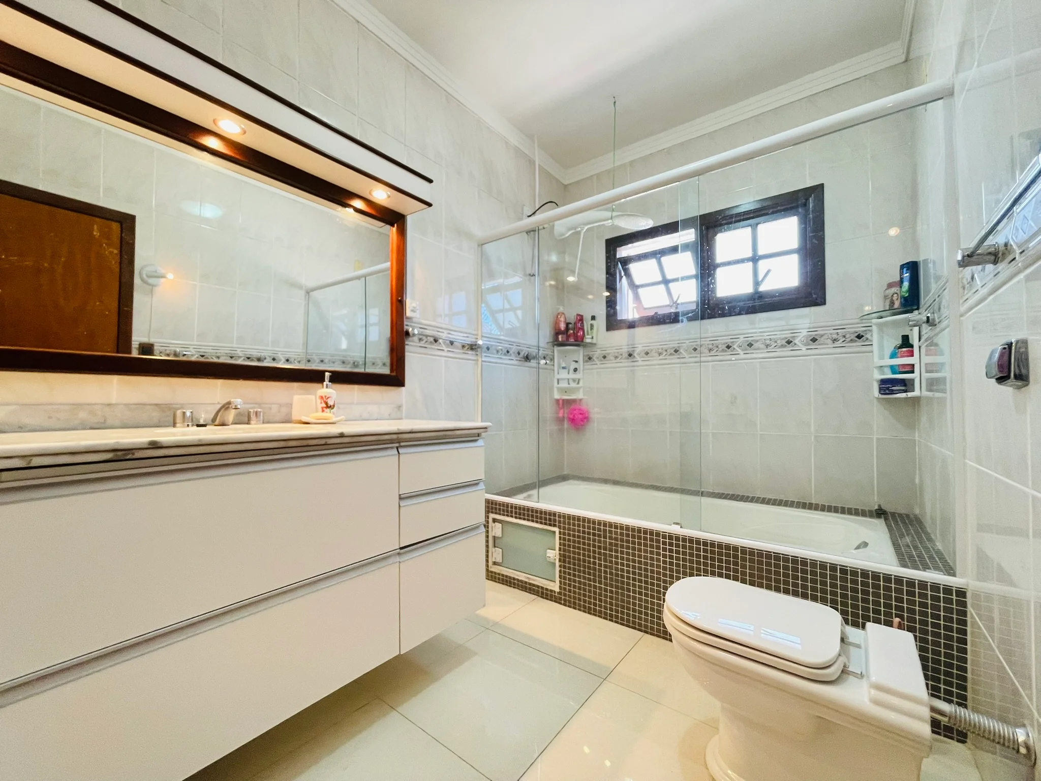 Casa à venda com 5 dormitórios no bairro Esplanada Independência em Taubaté/SP. 