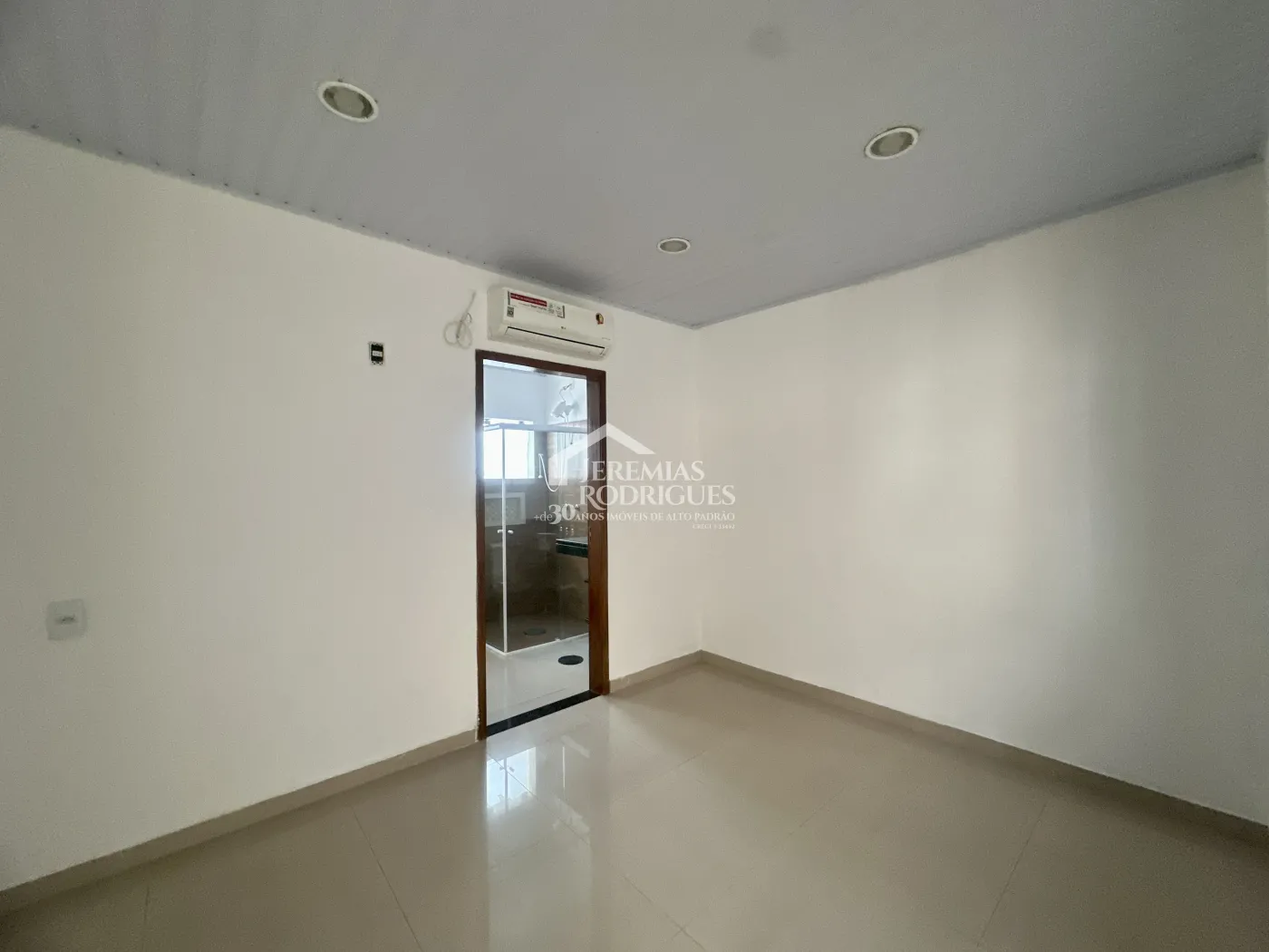 Casa para venda e locação com 4 dormitórios no Condomínio Alto dos Pinheiros em Taubaté/SP.