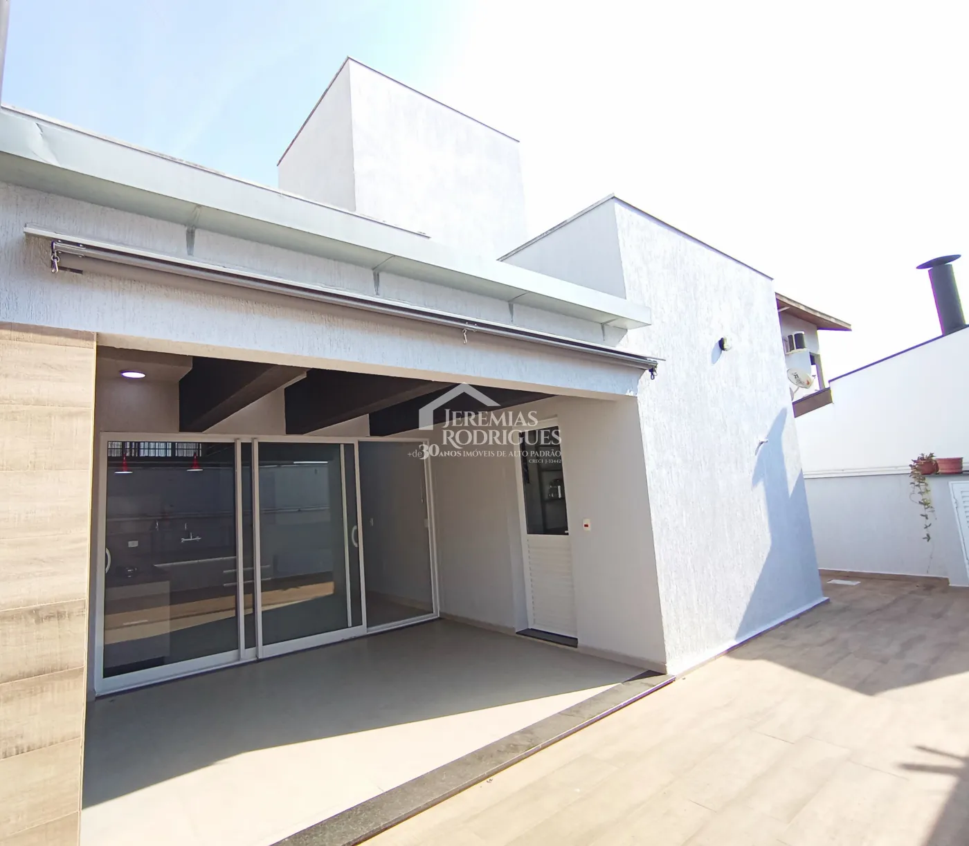 Casa para venda e locação com 3 dormitórios, no Condomínio Campos do Conde II em Tremembé/SP.