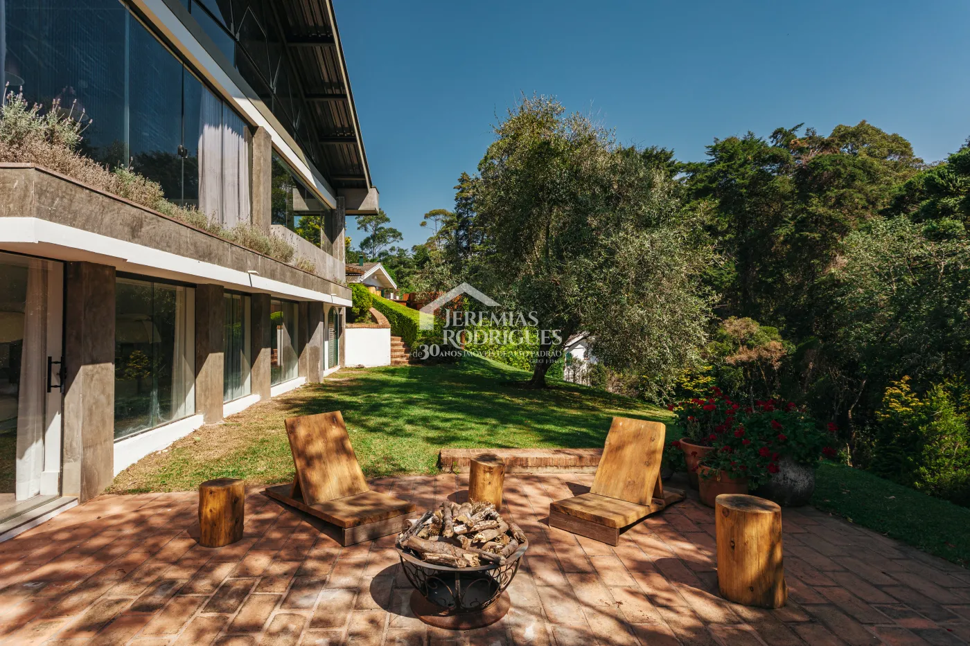 Casa na montanha para venda com 8 suítes no bairro Jardim Belvedere em Campos do Jordão/SP
