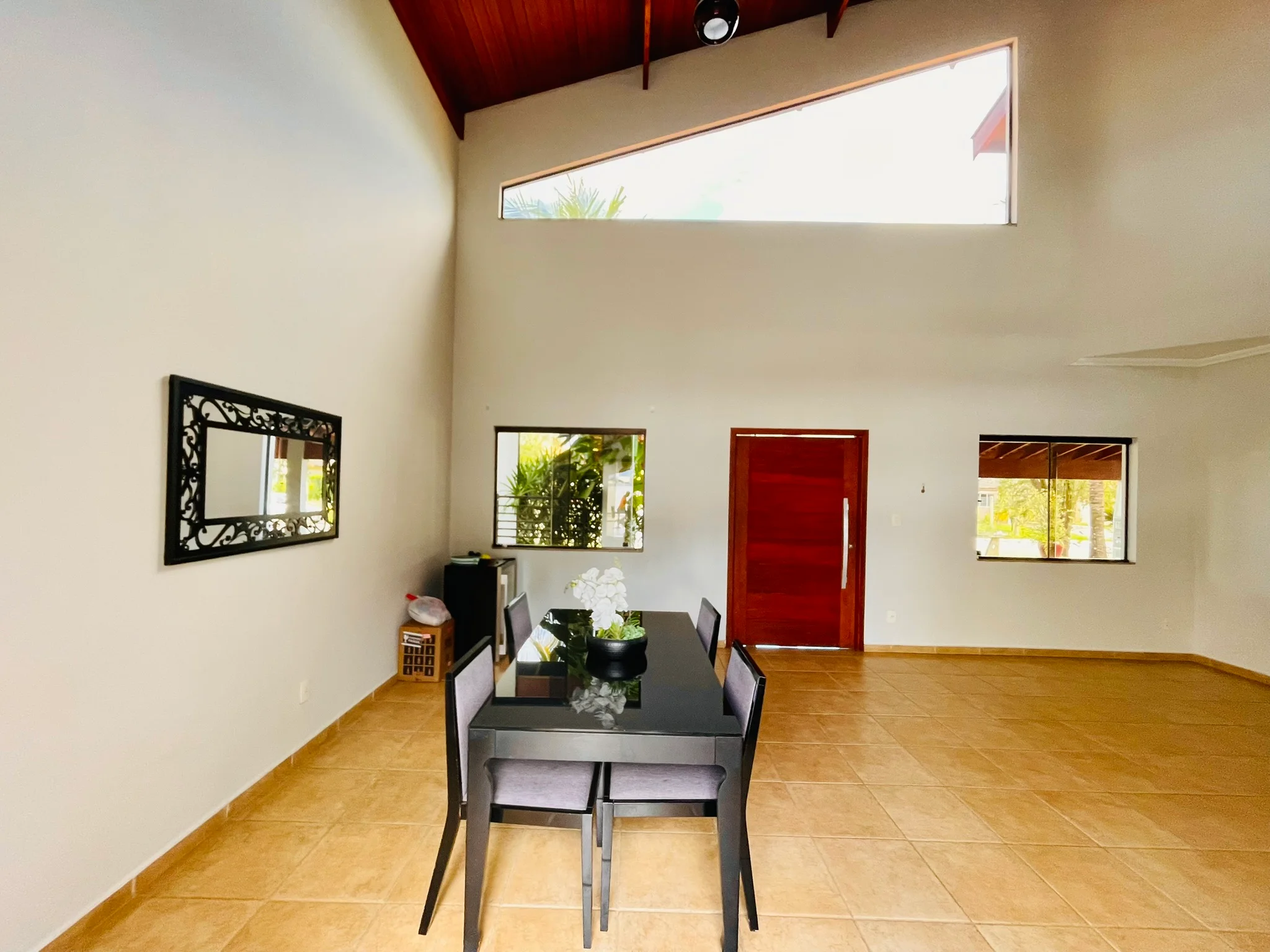 Casa à venda com 4 dormitórios no Condomínio Colonial Village I em Pindamonhangaba/SP. 