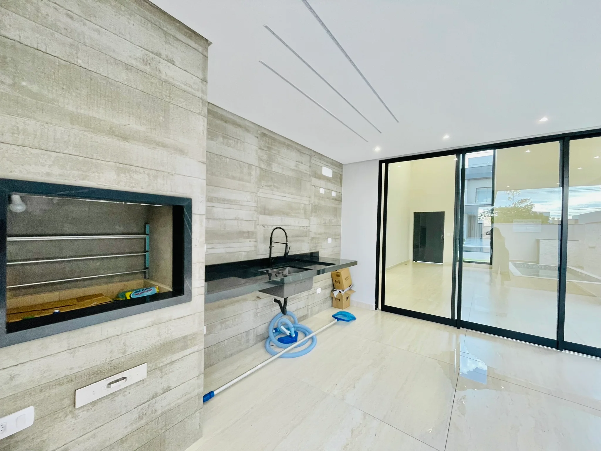 Casa à venda com 3 suítes no Condomínio Ouro Ville em Taubaté/SP. 