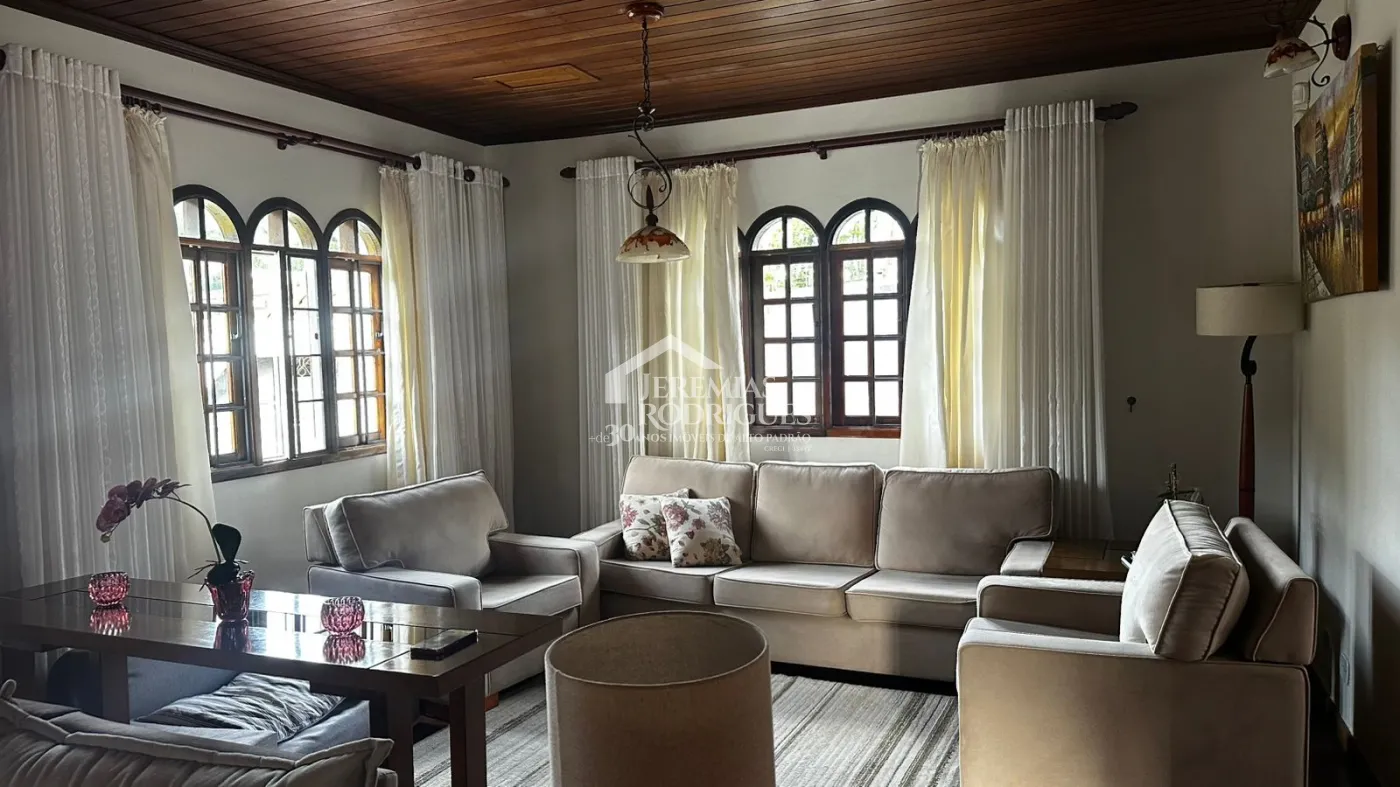 Casa para venda com 3 suítes no bairro Vila Ondina em Campos do Jordão/SP