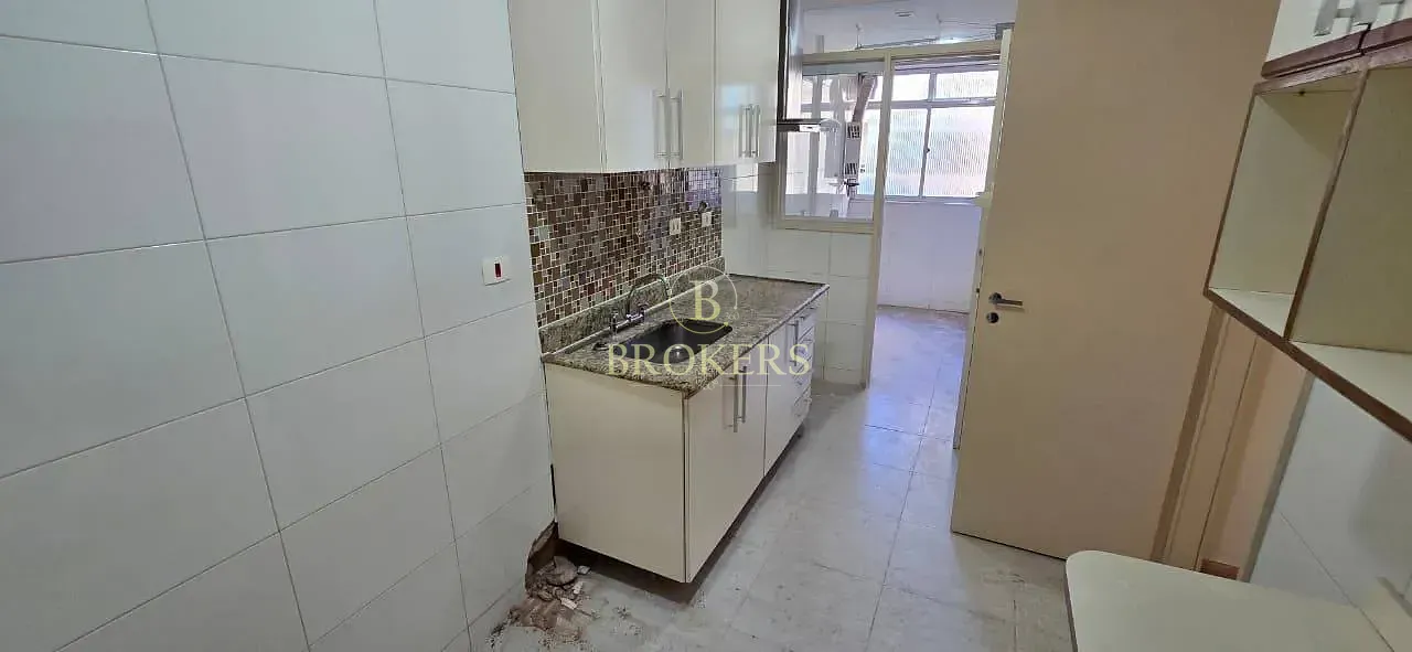 Apartamento à venda, Flamengo - Av Oswaldo Cruz - Varanda, quarto, cozinha e dependência completa -