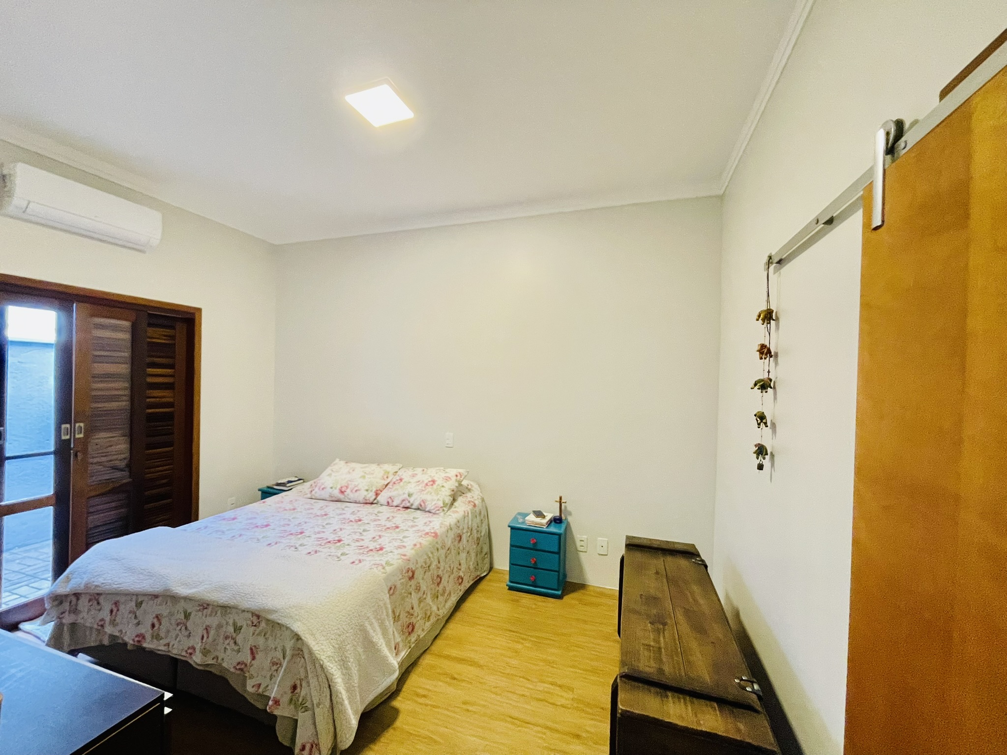 Casa para venda e locação com 4 dormitórios no Condomínio Parque dos Pássaros em Tremembé/SP.  