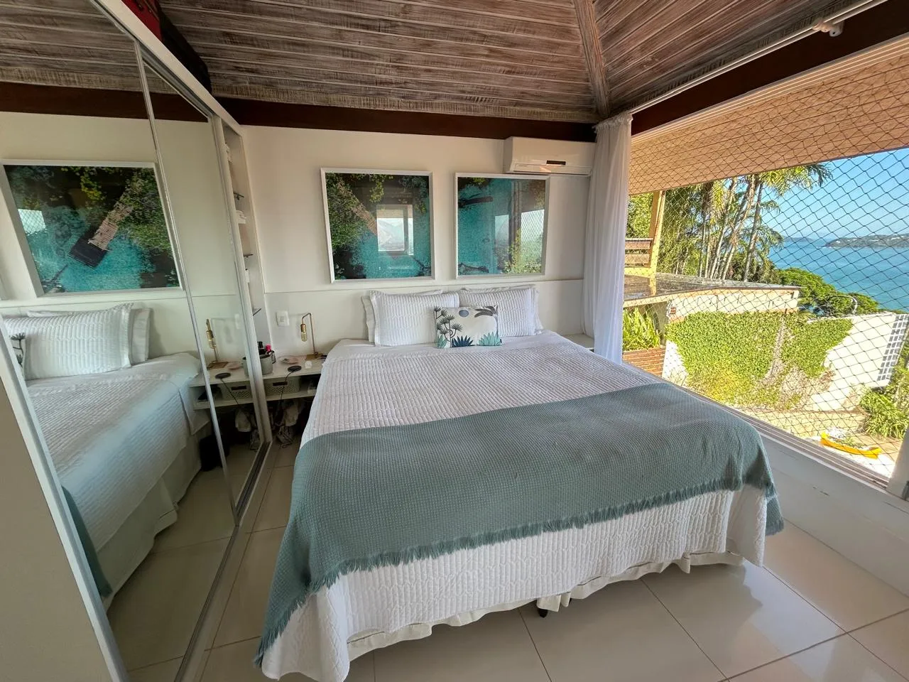 Casa á venda com 4 dormitórios no Condomínio Alto da Praia Vermelha em Ubatuba/SP.