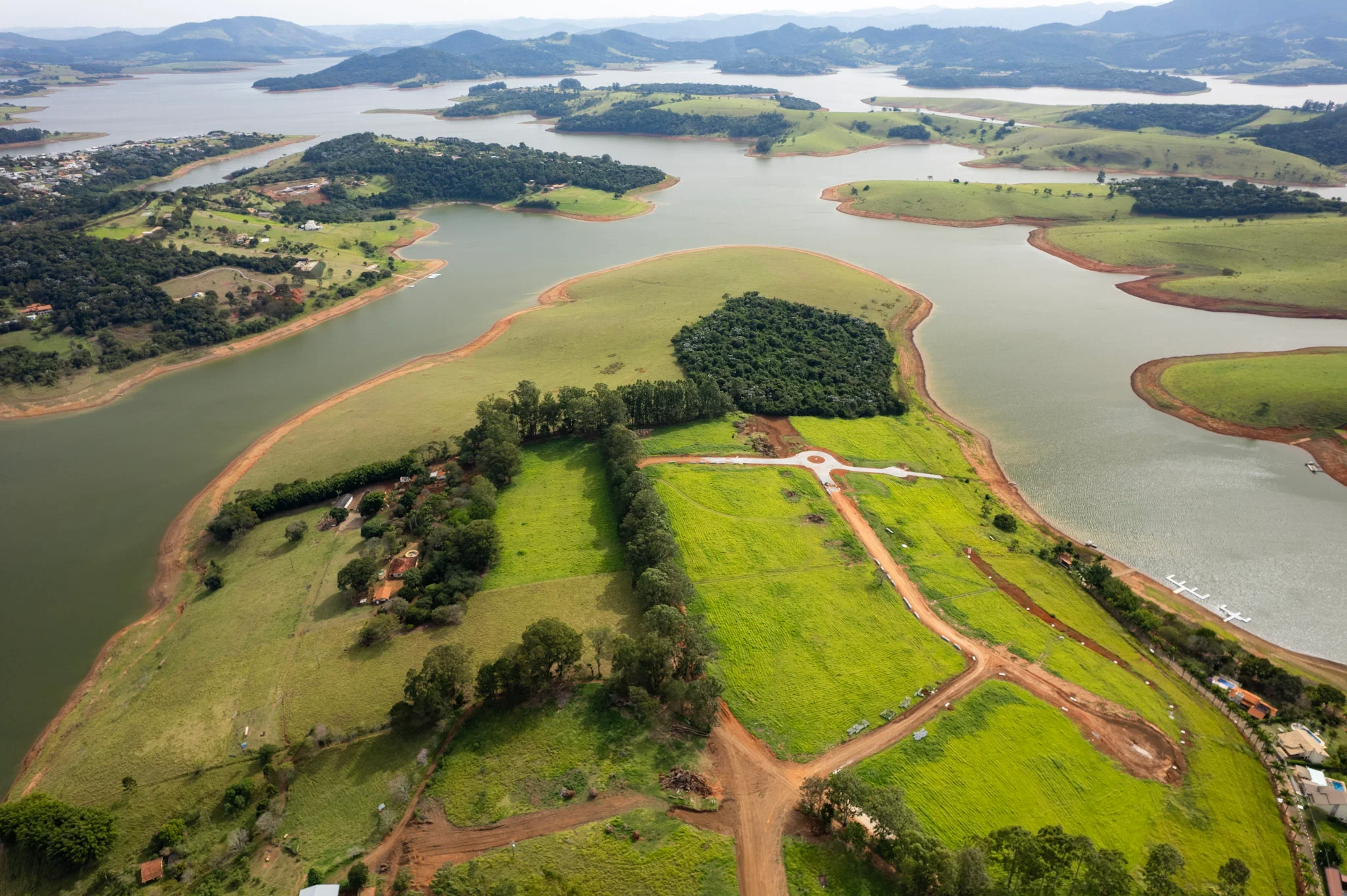 Terras de Santa Maria - Ter sua casa de veraneio às margens da represa é privilégio para poucos. — foto 15