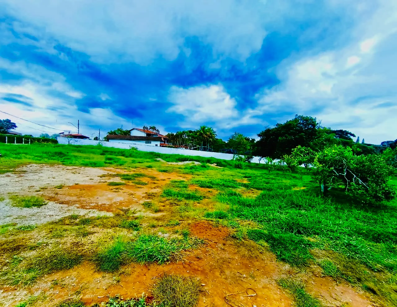 Terreno à venda com 2.500 m² no Condomínio Chácaras Cataguá em Taubaté/SP. 
