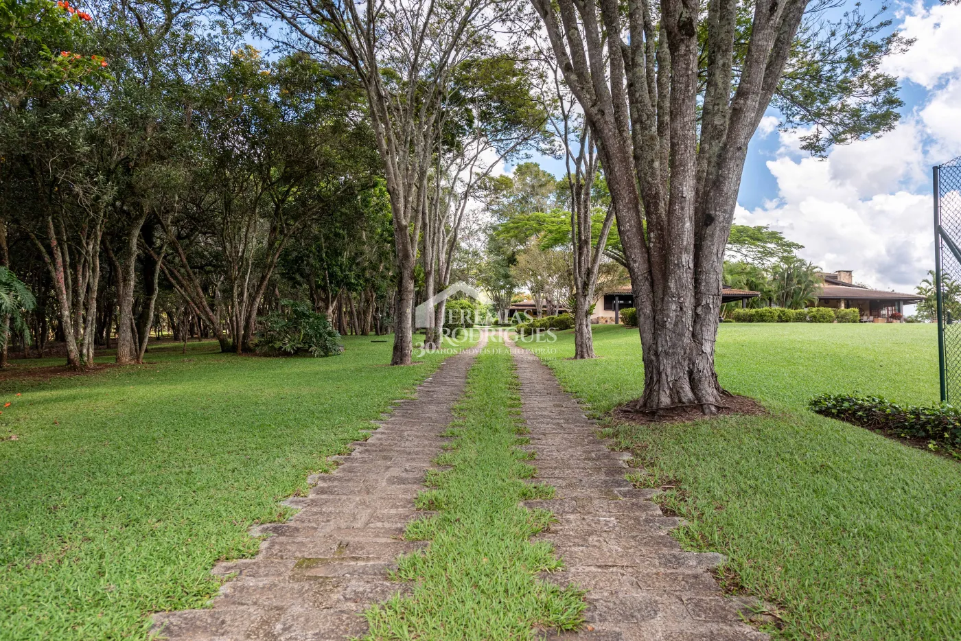 Sitio com 9 suítes, 2.600 m² - Piracaia/SP.