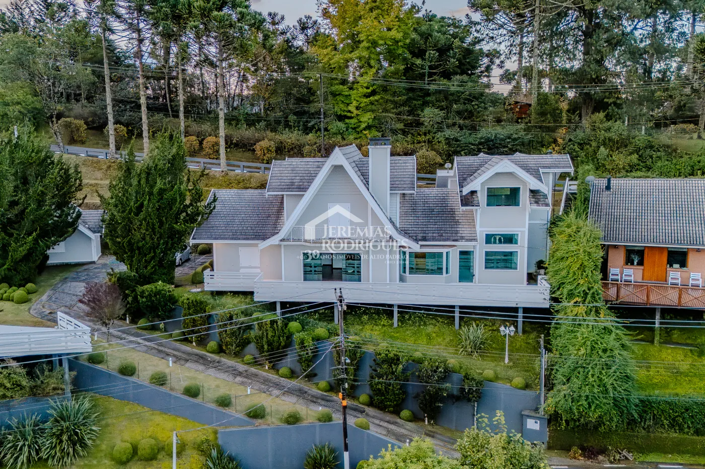 Casa para venda com 5 suítes no Condomínio Jardim Véu da Noiva em Campos do Jordão/SP