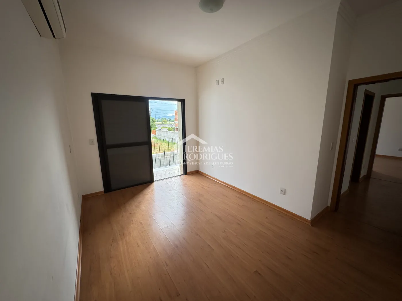 Casa para venda e locação com 4 suítes no Condomínio Village Splendore em Pindamonhangaba/SP.