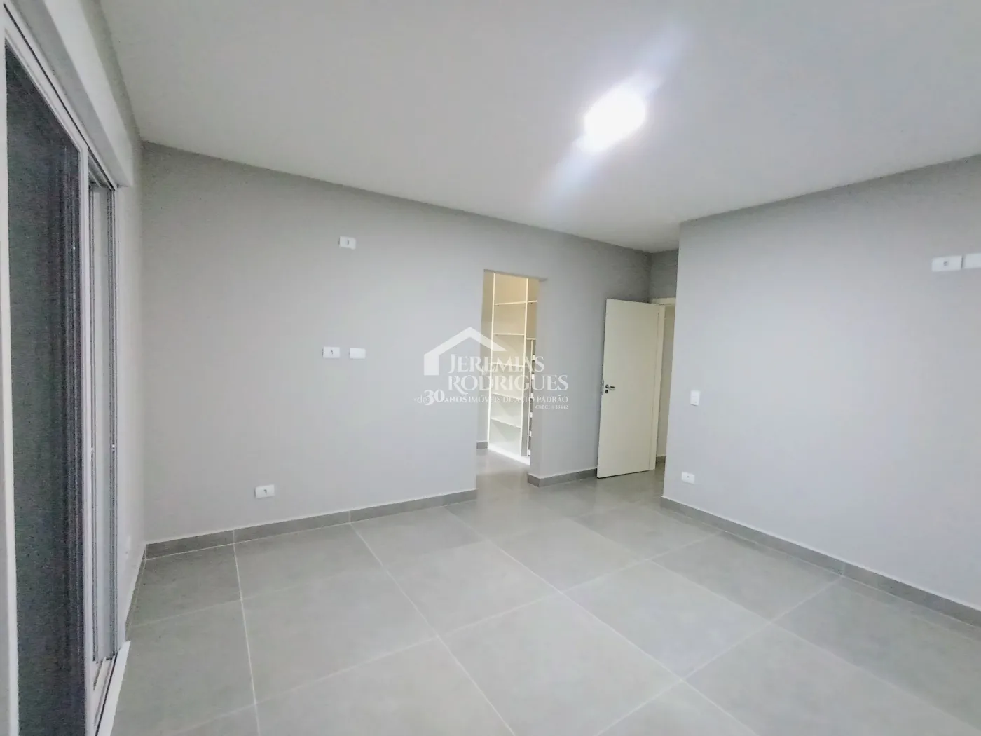 Casa à venda com 3 dormitórios no Condomínio Taubaté Village em Taubaté/SP.