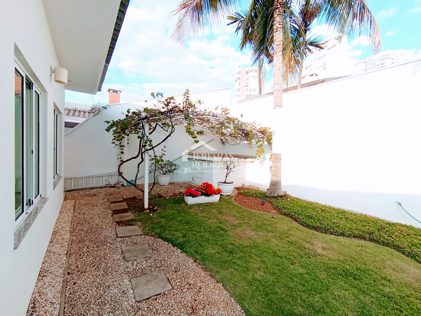 Casa à venda com 4 dormitórios no Condomínio Taubaté Village em Taubaté/SP.