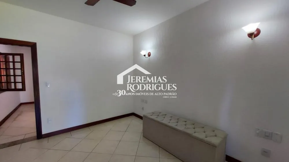 Casa térrea com 5 dorm - Condomínio Village Paineiras.