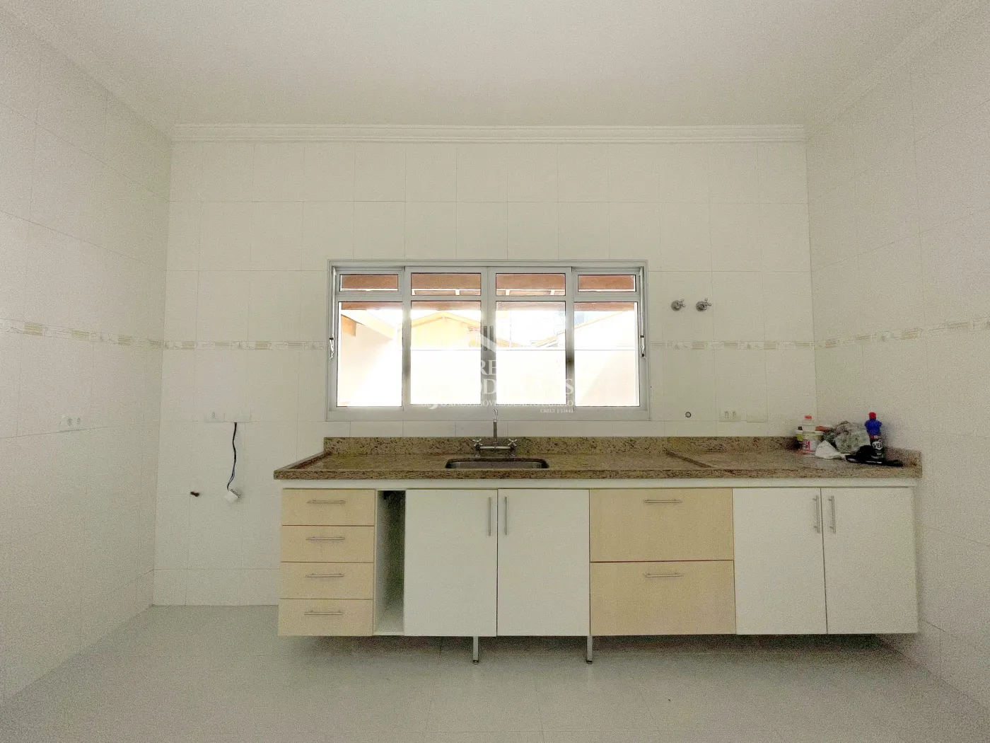 Casa para locação com 3 suítes no Condomínio Campos do Conde III em Tremembé/SP. 