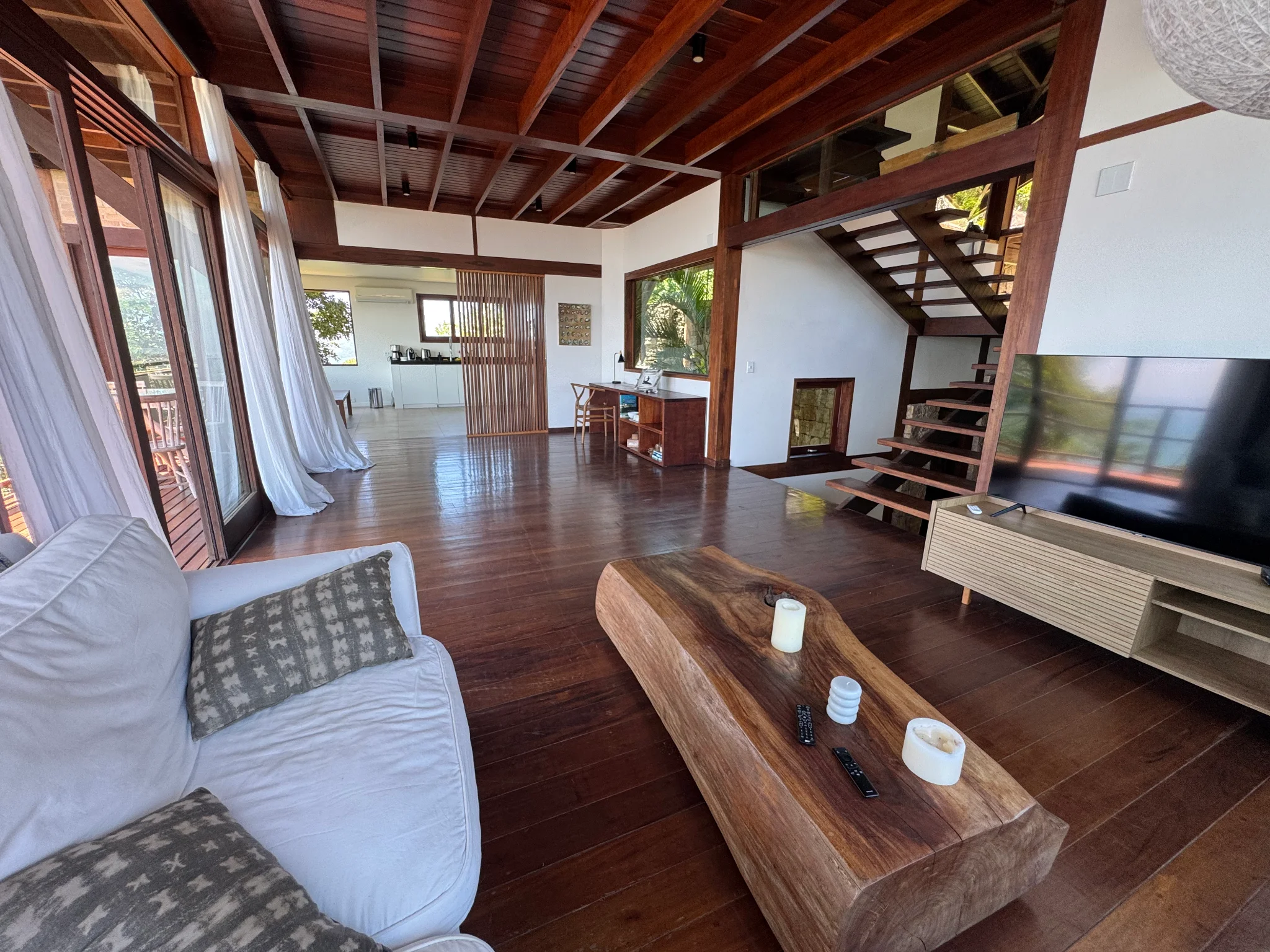 Casa à venda com 3 suítes no Condomínio Ponta das Toninhas em Ubatuba/SP. 