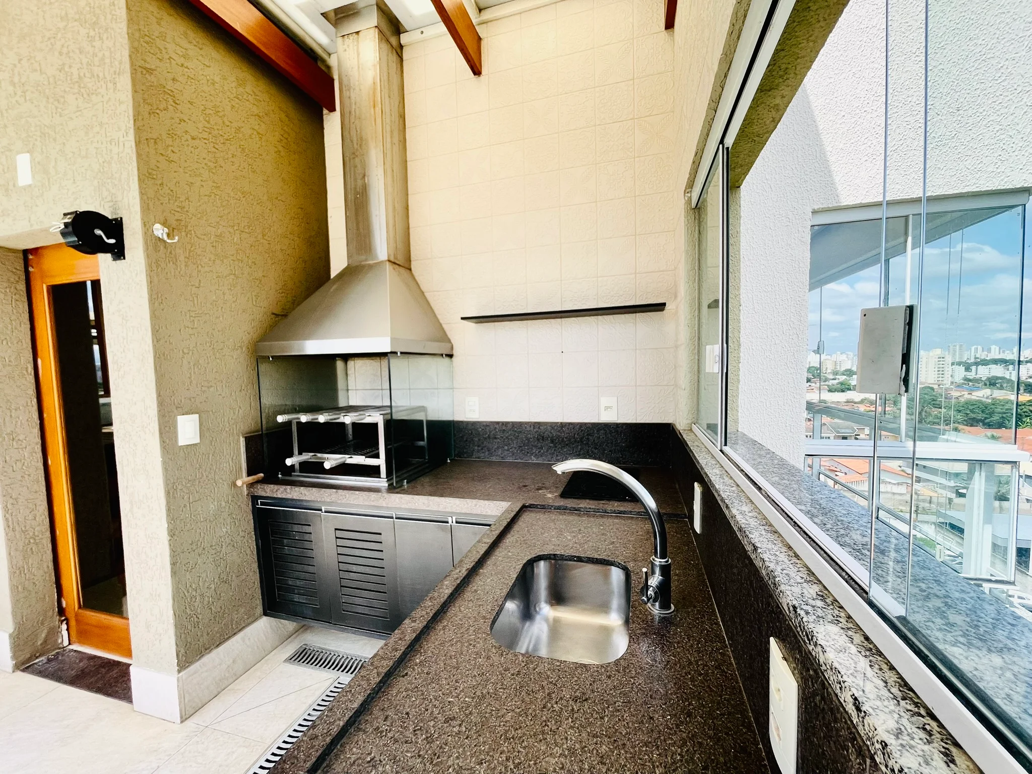 Cobertura duplex com 3 dormitórios no Condomínio Monte Castelo em  Taubaté/SP. 