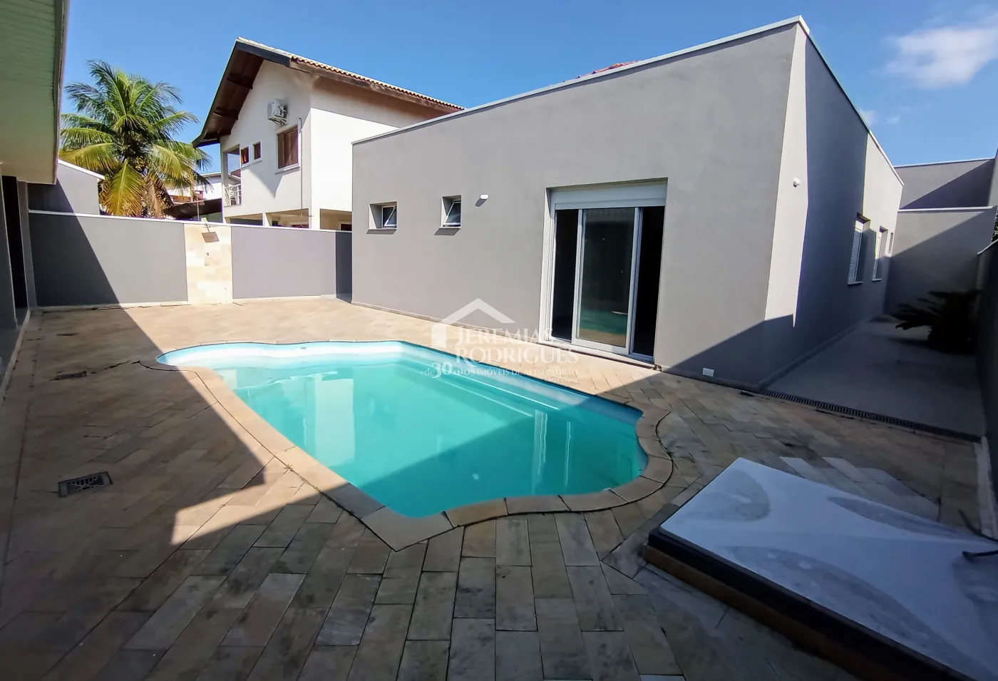 Casa à venda com 3 dormitórios no Condomínio Taubaté Village em Taubaté/SP.