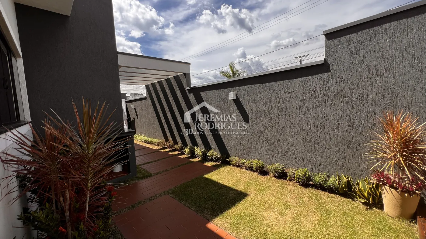 Casa à venda com 3 dormitórios no Condomínio Campos do Conde II em Tremembé/SP.