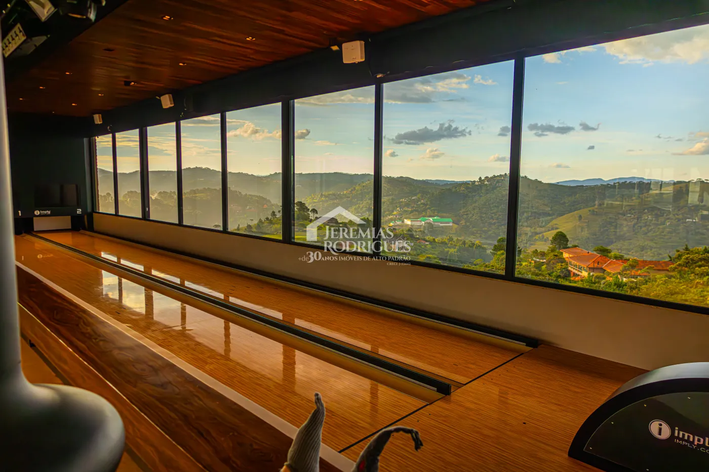 Mansão à venda com 11 suítes no Condomínio Gran Ville em Campos do Jordão/SP.