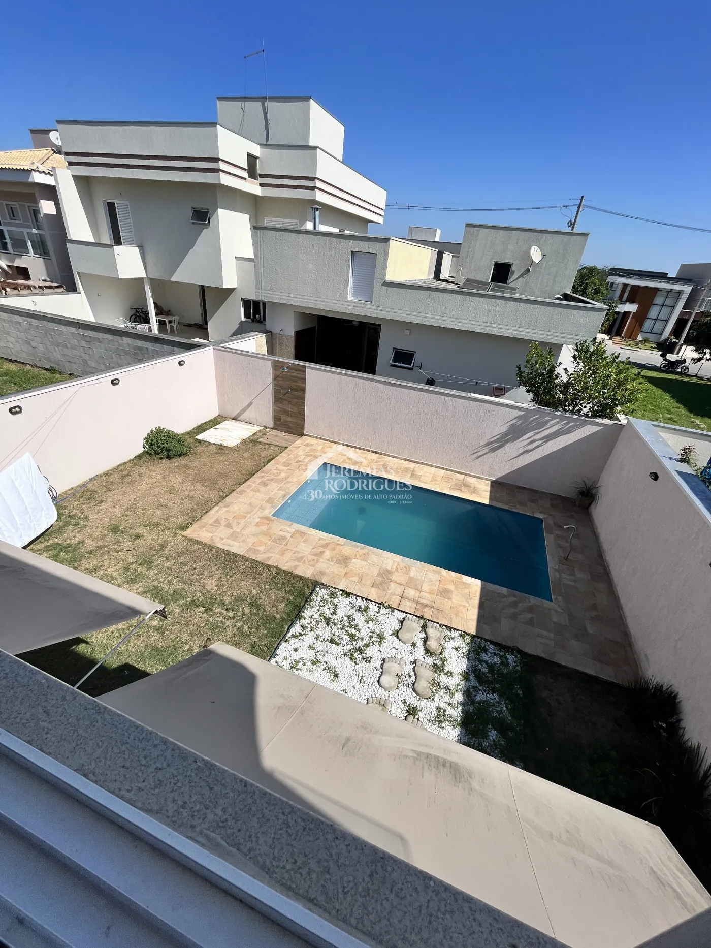 Casa assobradada à venda com 3 suítes no Condomínio Morada do Visconde em Tremembé /SP.