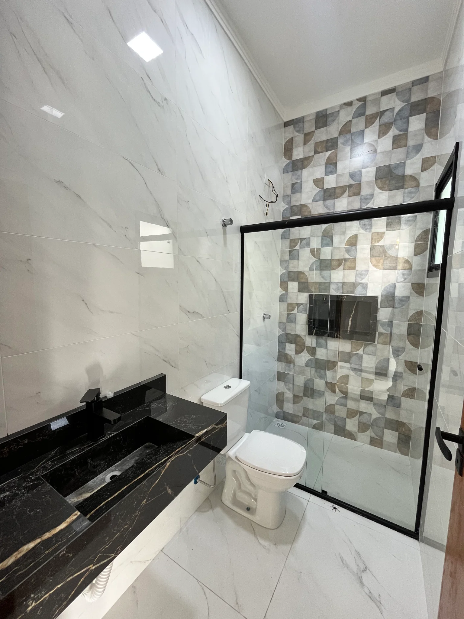 Casa com área gourmet e segurança completa à venda no Parque das Palmeiras – Pindamonhangaba/SP