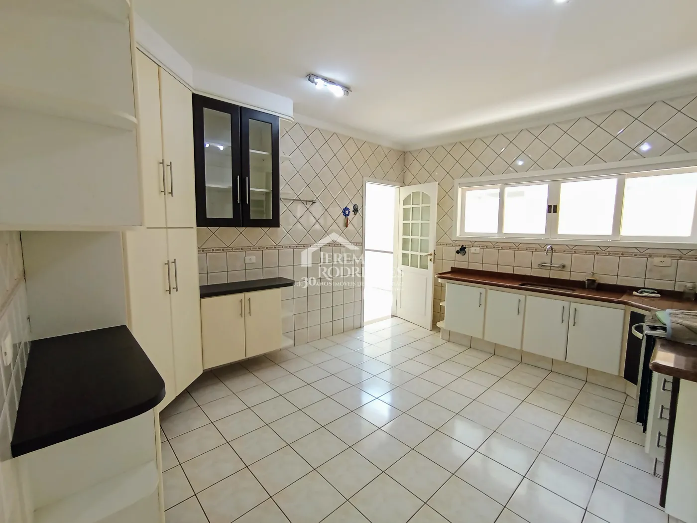 Casa para locação com 4 dormitórios no Condomínio Taubaté Village em Taubaté/SP.