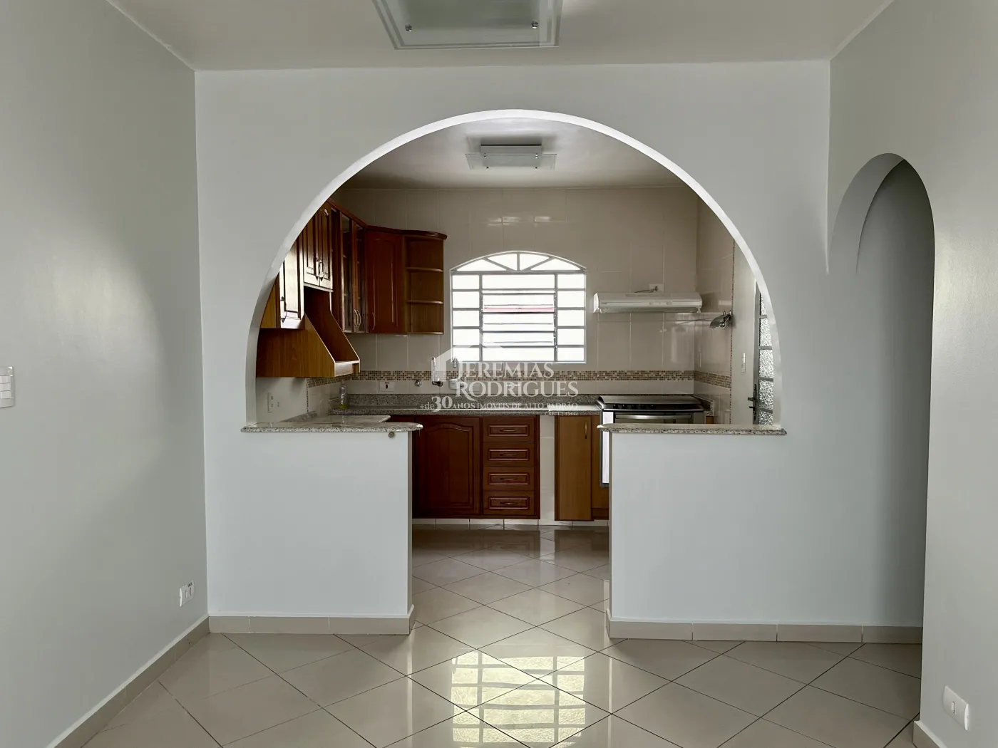 Casa para locação com 3 dormitórios no bairro Jardim Garcez em Taubaté/SP. 