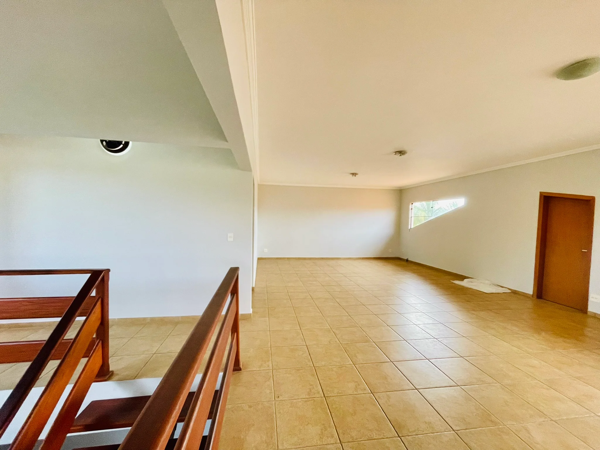 Casa à venda com 4 dormitórios no Condomínio Colonial Village I em Pindamonhangaba/SP. 